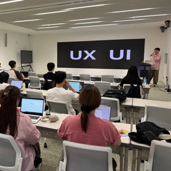 슈퍼플래닝 UI/UX기획 기업출강 현장, 화면에 UX UI가 띄워진 강의실에서 노트북으로 실습하는 참석자들